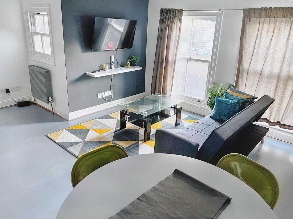 Lovely 2-Bedroom Serviced Apartment Greater London Exterior foto